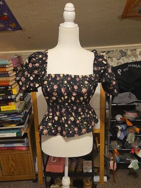 Celebrity pink, puff sleeves, floral, crop top fancy, Ruffled